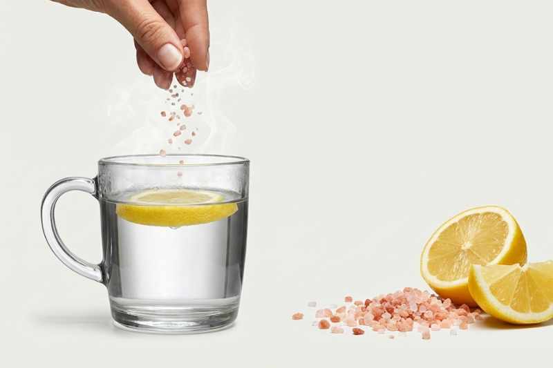 שתו כוס מים חמים עם לימון ומלח הימלאיה בכל בוקר – הנה למה